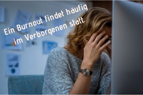 Ein Burnout bei Selbstständigen findet häufig im Verborgenen statt.