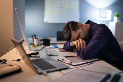 Teufelskreis fehlende Erholung und fehlender Schlaf. Stress in der Selbstständigkeit.