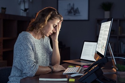 Arbeits-und Zeitdruck als einer der wesentlichen Stressoren bei Selbstständigen.
